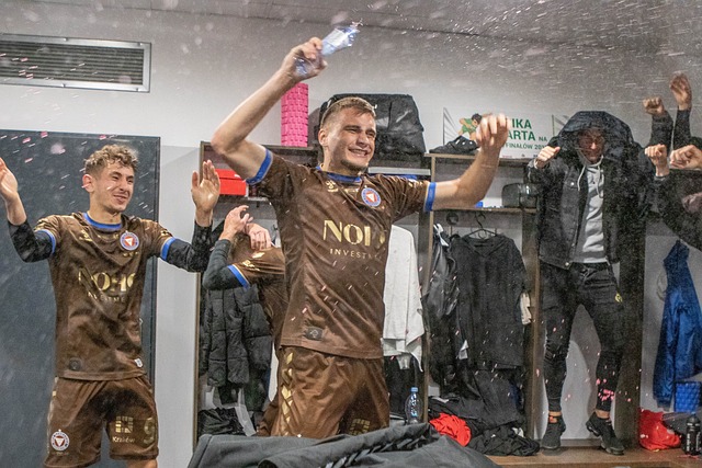 23+6+9!35岁哈登逆生长,$4200万续约值否?.